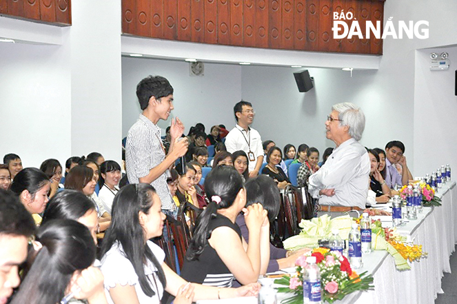 NSƯT Hà Phương (đứng bên phải) tại một lớp đào tạo nghiệp vụ phát thanh tại Đà Nẵng. Ảnh: NVCC
