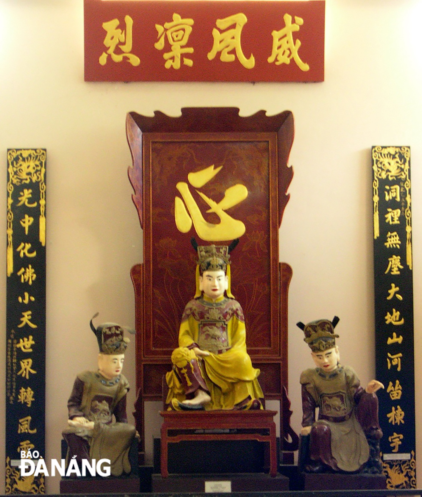 Công chúa Ngọc Hân viết “Ai tư vãn” khóc vua Quang Trung khi hoàng đế băng hà vào năm 1792. TRONG ẢNH: Tượng vua Quang Trung (giữa) tại Bảo tàng Quang Trung, Bình Định. Ảnh V.T.L