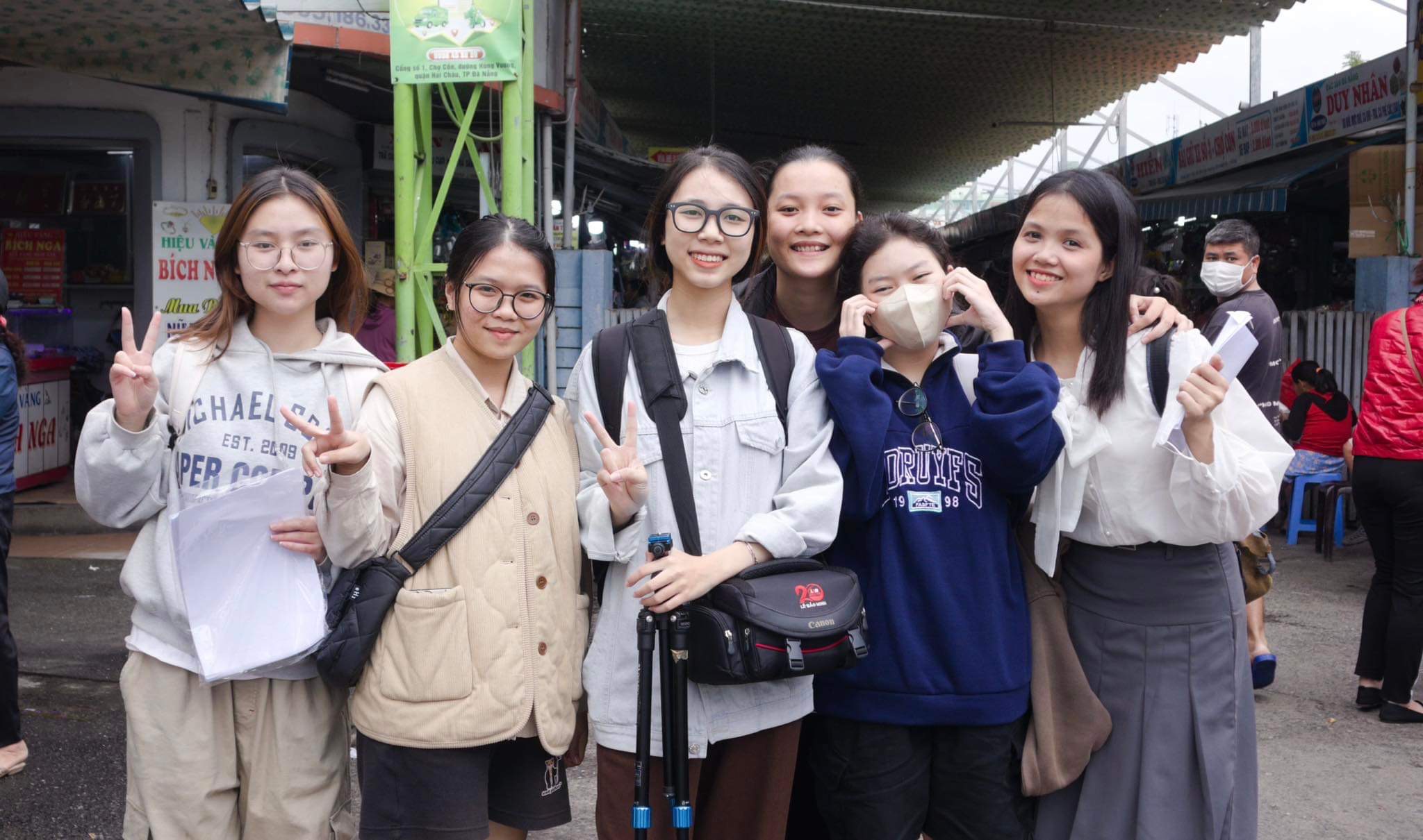Sinh viên Lại Mỹ Quỳnh (thứ hai, từ trái sang) đang hoàn thành chuyến đi tiền trạm, giúp Quỳnh cũng như các bạn sinh viên có thêm trải nghiệm thực tế, điều cần có của một phóng viên, nhà báo tương lai. Ảnh: H.V
