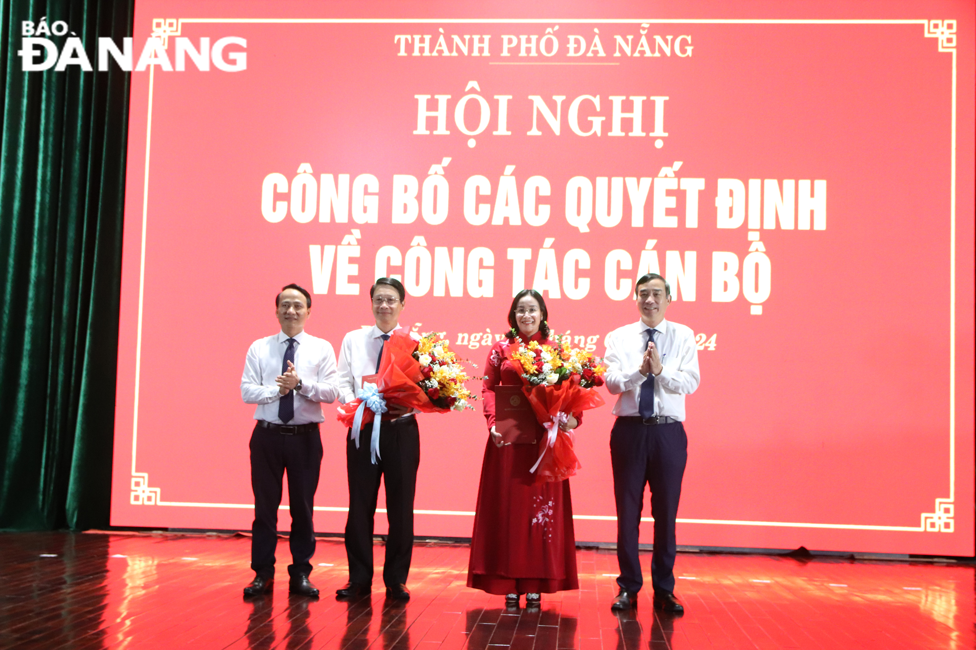 Phó Bí thư Thường trực Thành ủy, Trưởng ban Tổ chức Thành ủy Nguyễn Đình Vĩnh (bên trái) và Phó Bí thư Thành ủy, Chủ tịch UBND thành phố Lê Trung Chinh (bên phải) trao quyết định, tặng hoa chúc mừng ông Ngô Xuân Thắng (thứ 2, trái sang) và bà Nguyễn Thị Anh Thi (thứ 2, phải sang). Ảnh: TRỌNG HUY