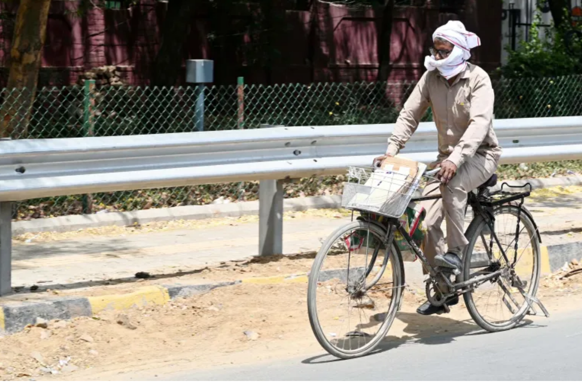 Nhân viên giao hàng đạp xe trong một ngày hè nóng tại thành phố Gurugram, Ấn Độ. Ảnh: Hindustan Times/Getty Images