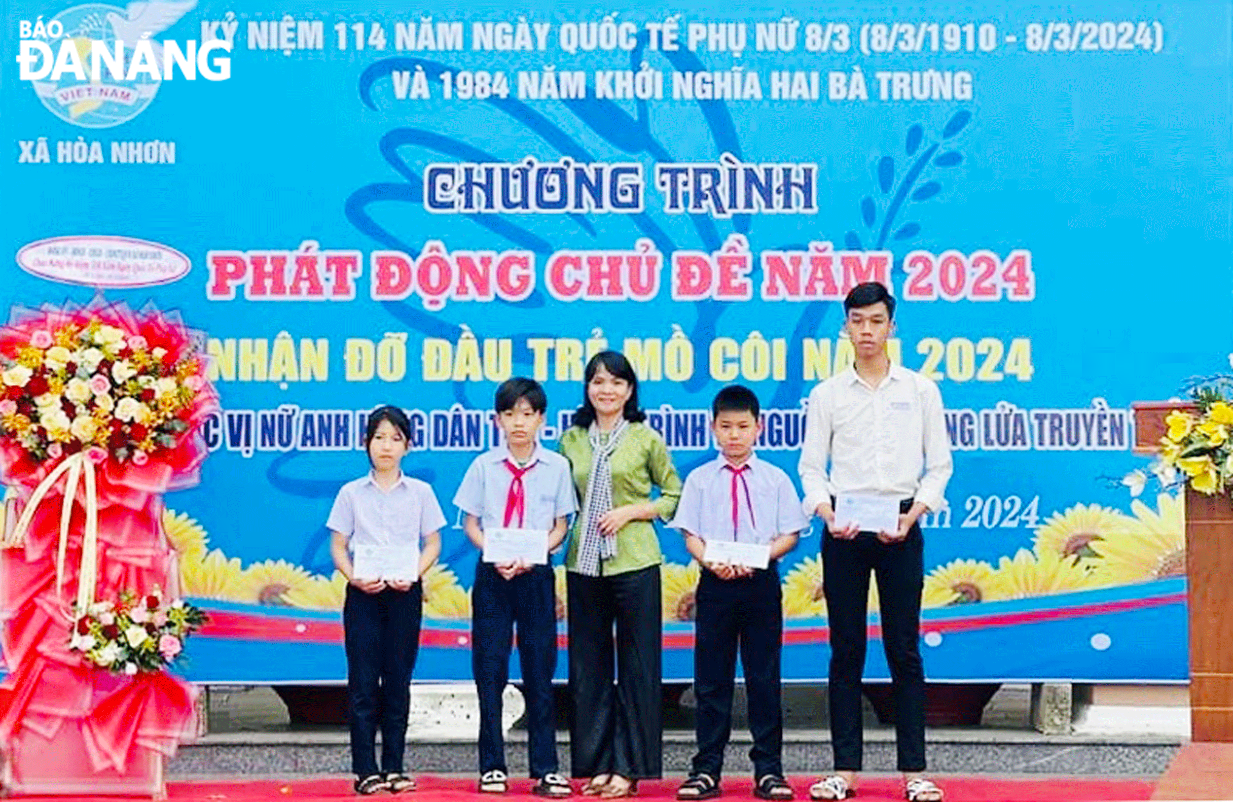 Phụ nữ xã Hòa Nhơn, huyện Hòa Vang hỗ trợ học sinh trong chương trình “Mẹ đỡ đầu”.  Ảnh: PV