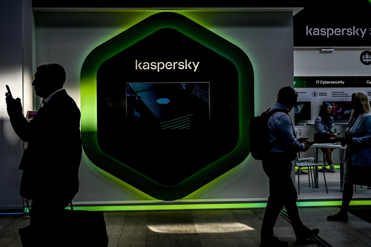 Logo Kaspersky được hiển thị trên màn hình lớn tại thủ đô Moscow (Nga).  Ảnh: Anadolu Agency/Getty Images	