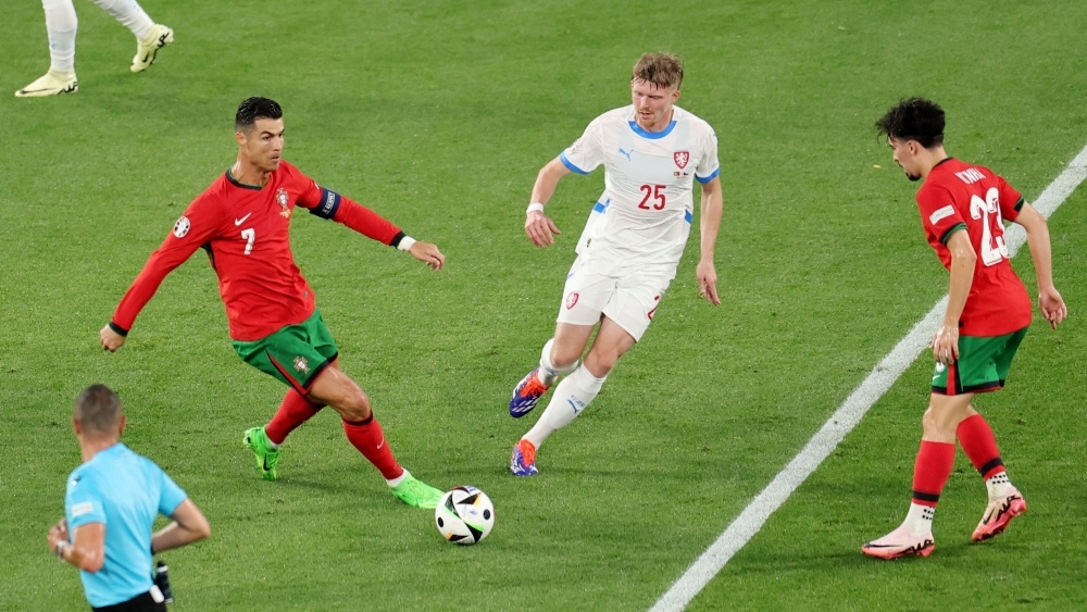Người hâm mộ chờ đợi Bồ Đào Nha (áo đỏ) trình diễn lối chơi thuyết phục hơn ở lượt trận thứ hai sau chiến thắng vất vả trước Cộng hòa Czech ngày ra quân. Ảnh: Reuters	