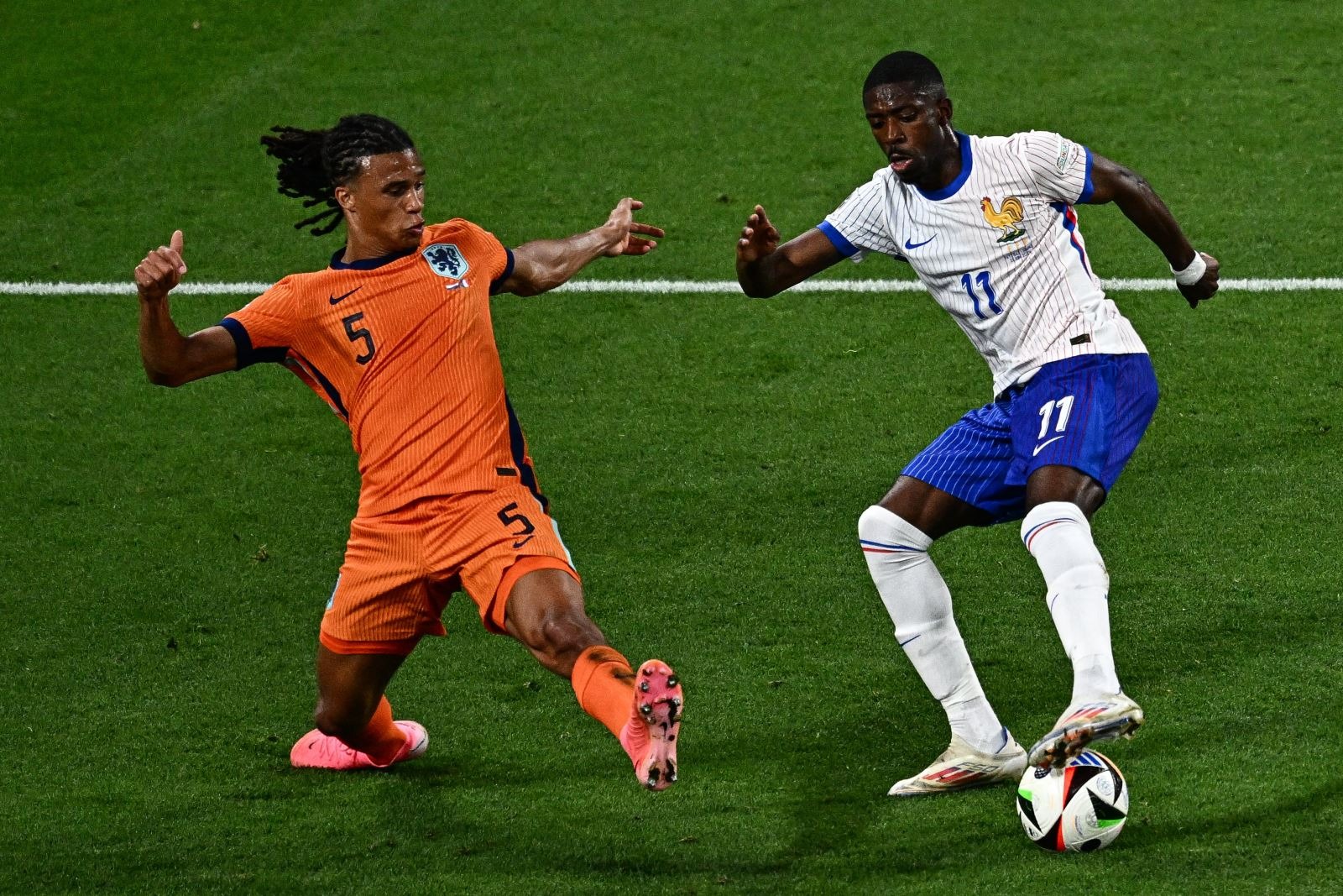 Pha tranh bóng giữa cầu thủ đội tuyển Pháp và đội tuyển Hà Lan. Ảnh: AFP/TTXVN