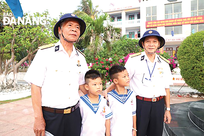 Cựu chiến binh hải quân Trần Văn Liên (bên trái) và Khổng Duy Đỉnh tại đảo Sinh Tồn sau 49 năm trở lại Trường Sa nơi họ đã tham gia đoàn quân ra giải phóng quần đảo Trường Sa vào tháng 4-1975.             Ảnh: G.P