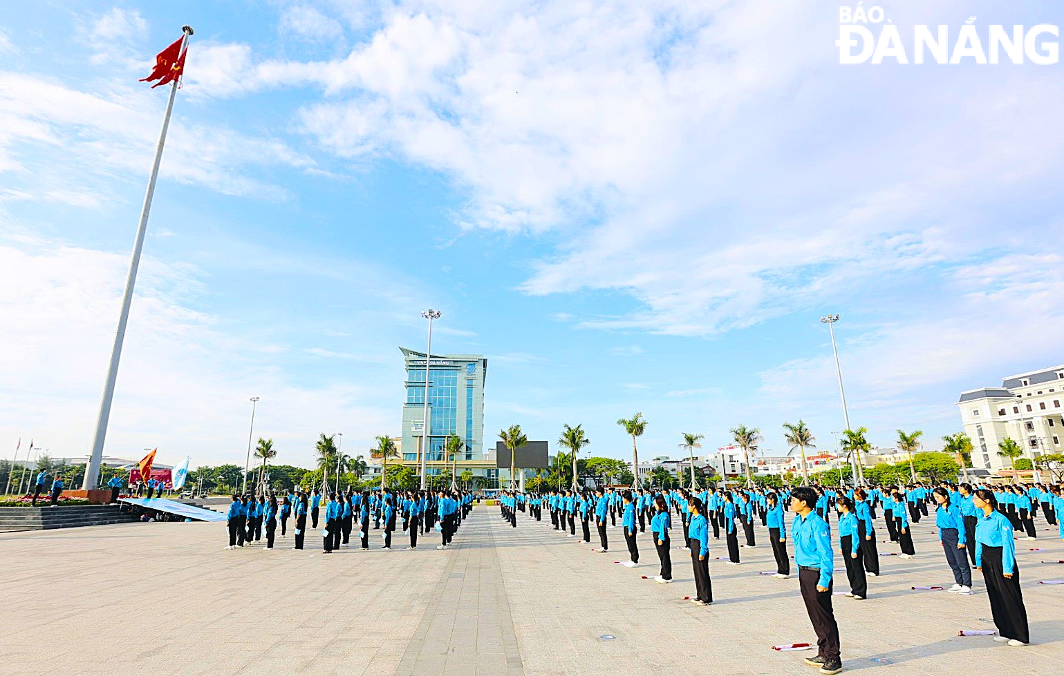 Da Nang Youth Union members join the flag-raising ceremony at the March 29 Square. Photo: N.Q