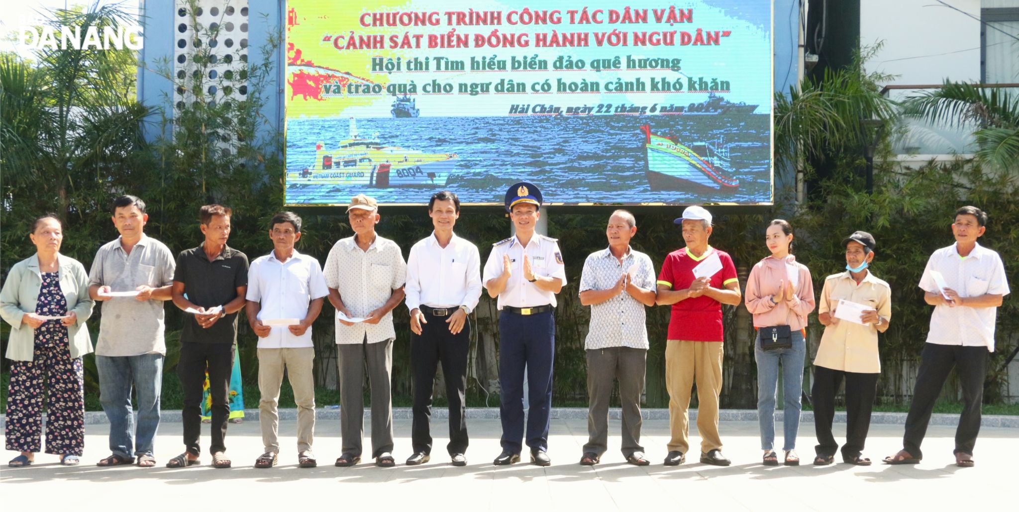 Ban Dân vận Thành ủy và Bộ Tư lệnh Vùng Cảnh sát biển 2 trao quà cho 20 hộ ngư dân có hoàn cảnh khó khăn thuộc khu vực biên giới biển quận Hải Châu. Ảnh: T.P