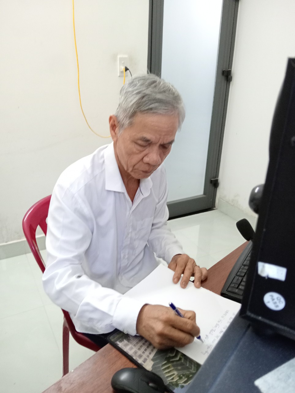 Ông Trần Xử (70 tuổi, cộng tác viên Trung tâm Văn hóa - Thông tin và Thể thao huyện Hòa Vang) tất bật với việc lấy thông tin, biên tập, đọc tin bài. Ảnh: X.H