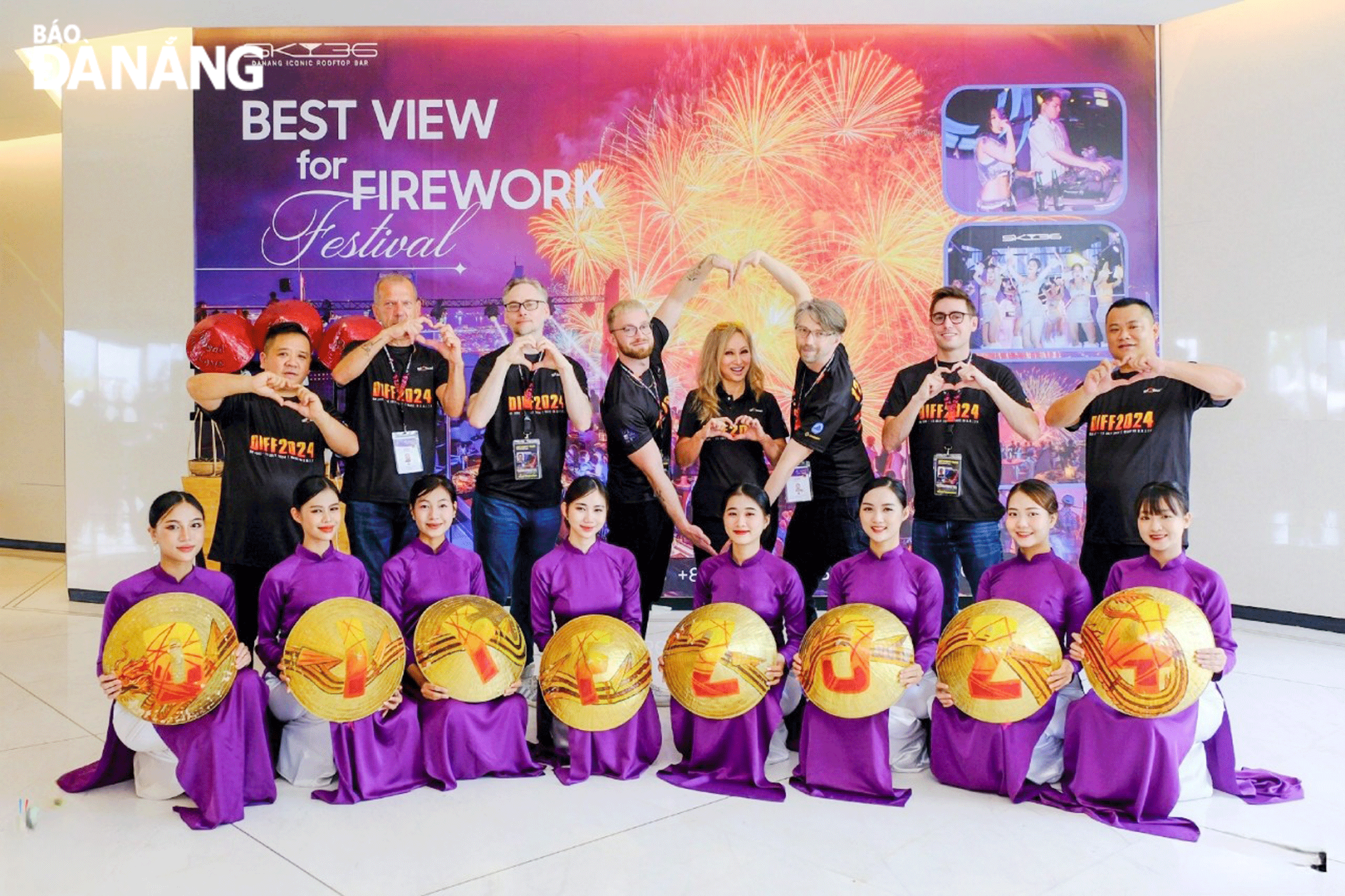 Teams participating in DIFF 2024 are warmly welcomed. IN PHOTO: A fireworks team from Germany is welcomed in Da Nang. Photo courtesy of Global 2000