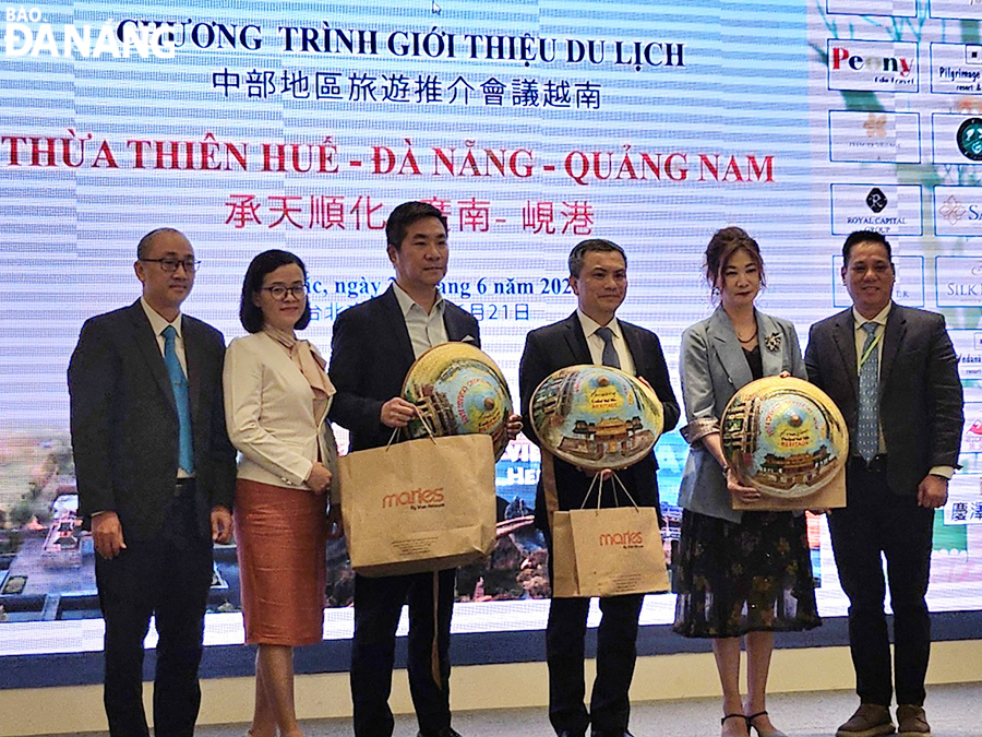 Representative of the Da Nang Tourism Promotion Centre (second from left) at a tourism promotion event in Taiwan (China)