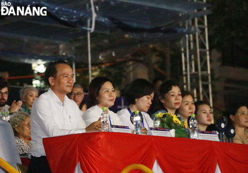 Permanent Deputy Secretary of the Da Nang Party Committee Nguyen Dinh Vinh (first from left) attends the third performance night of DIFF 2024, June 22.