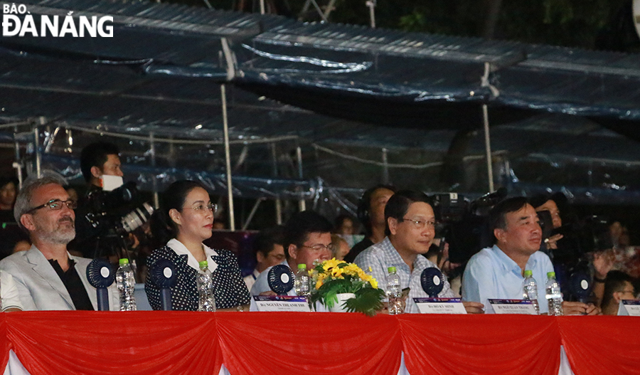 Chairman of the Da Nang People's Committee Le Trung Chinh (first from right) attends the third night of DIFF 2024.