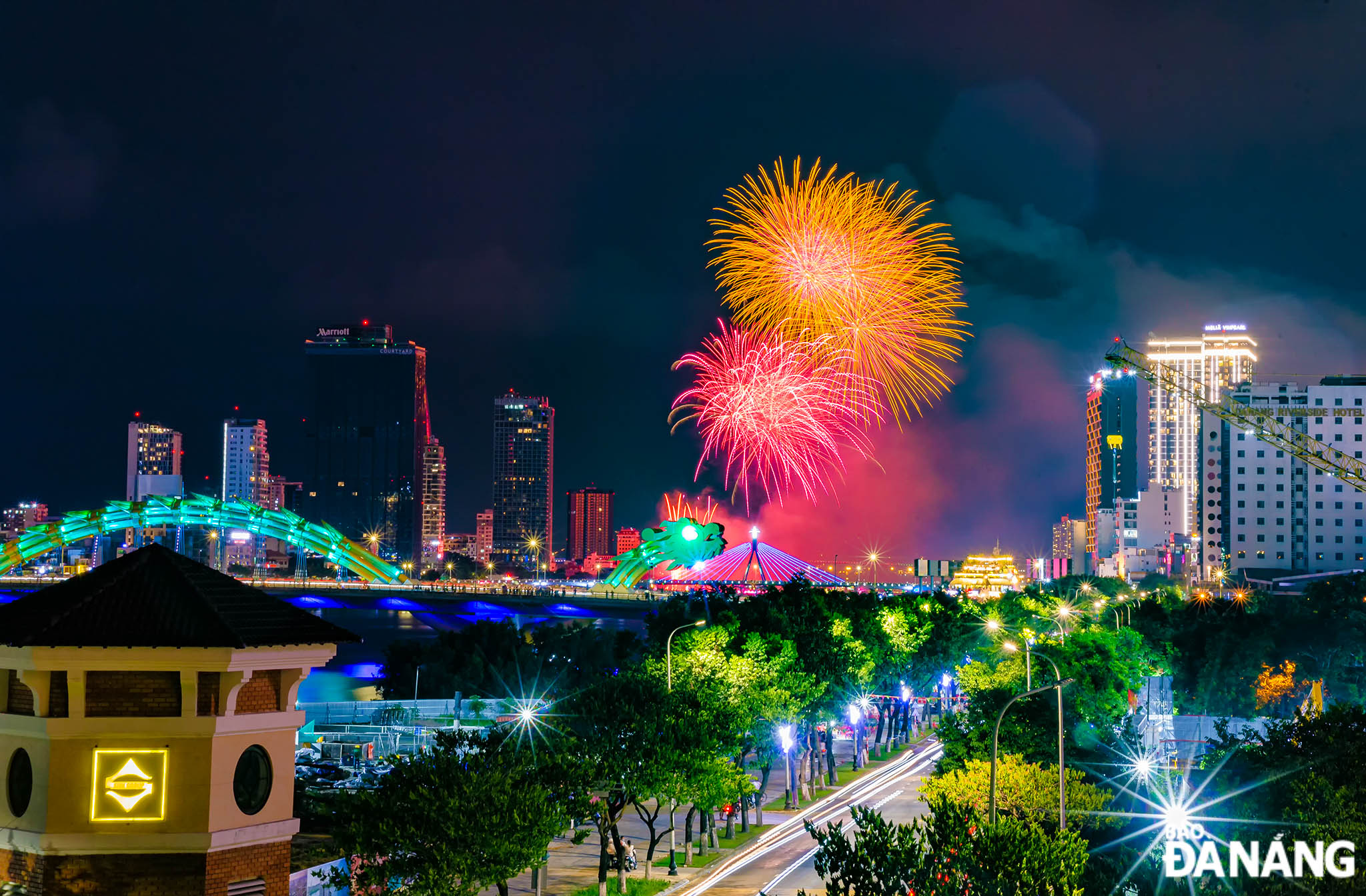 High- and low-altitude fireworks create shapes and a majestic and impressive scene on the Han River. Photo: TRAN TAM PHUC