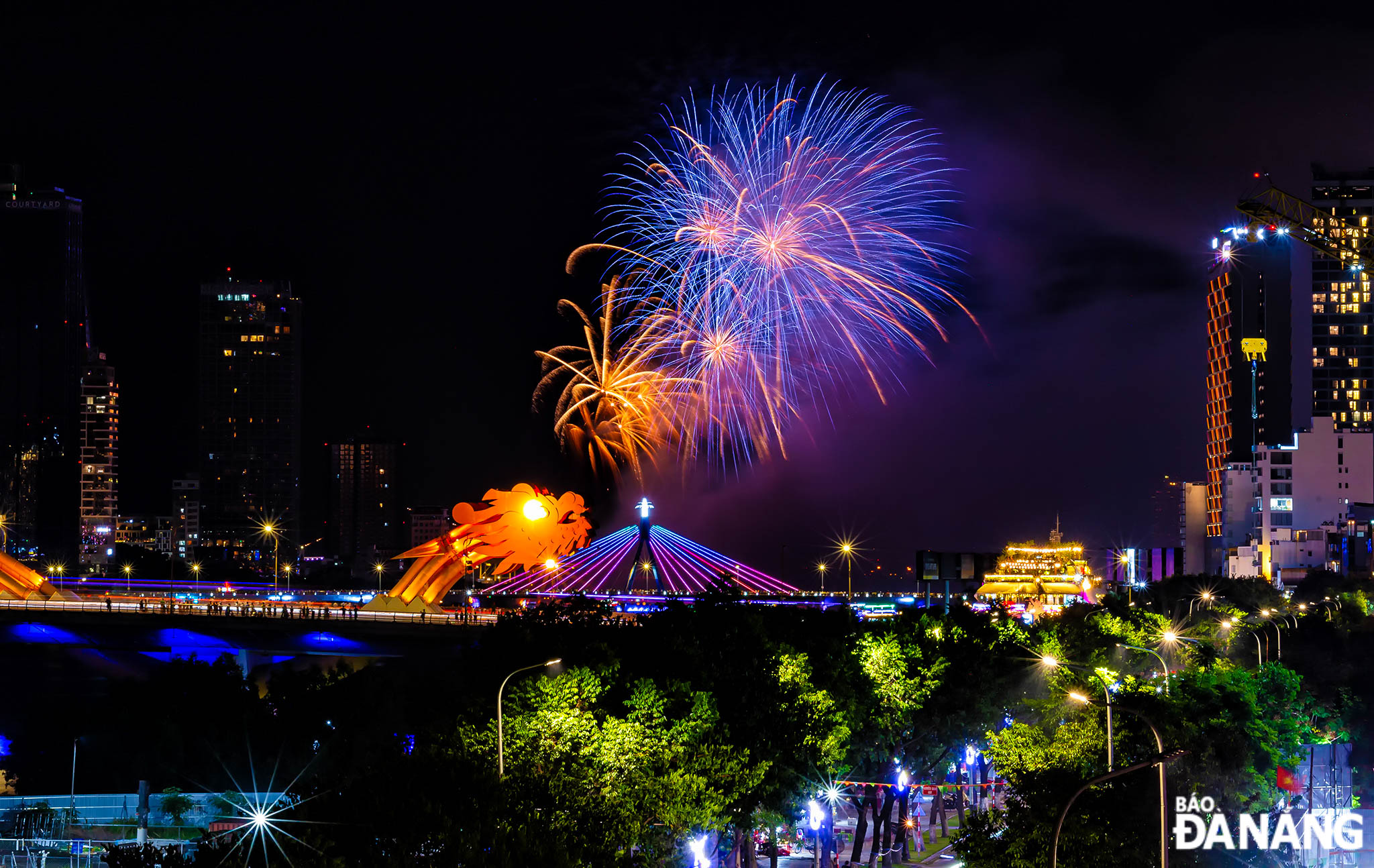 On the third competition night of DIFF 2024, the fireworks team from Germany utilised 4,000 firecrackers to create fireworks with unique and impressive shapes like weeping willow branches, and sparks drifting down like falling stars. Photo: TRAN TAM PHUC