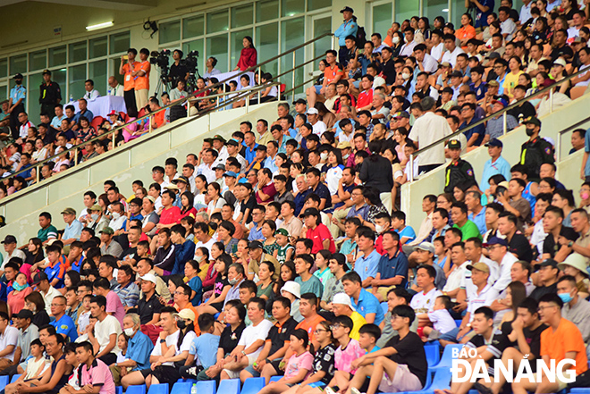 Đông đảo khán giả đến sân Hòa Xuân cổ vũ SHB Đà Nẵng trong ngày nhận cúp vô địch.