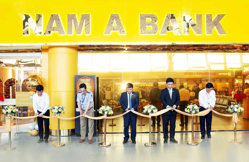 Đại diện Nam A Bank và khách mời cắt băng khai trương Nam A Bank Premier Lounge Đà Nẵng.