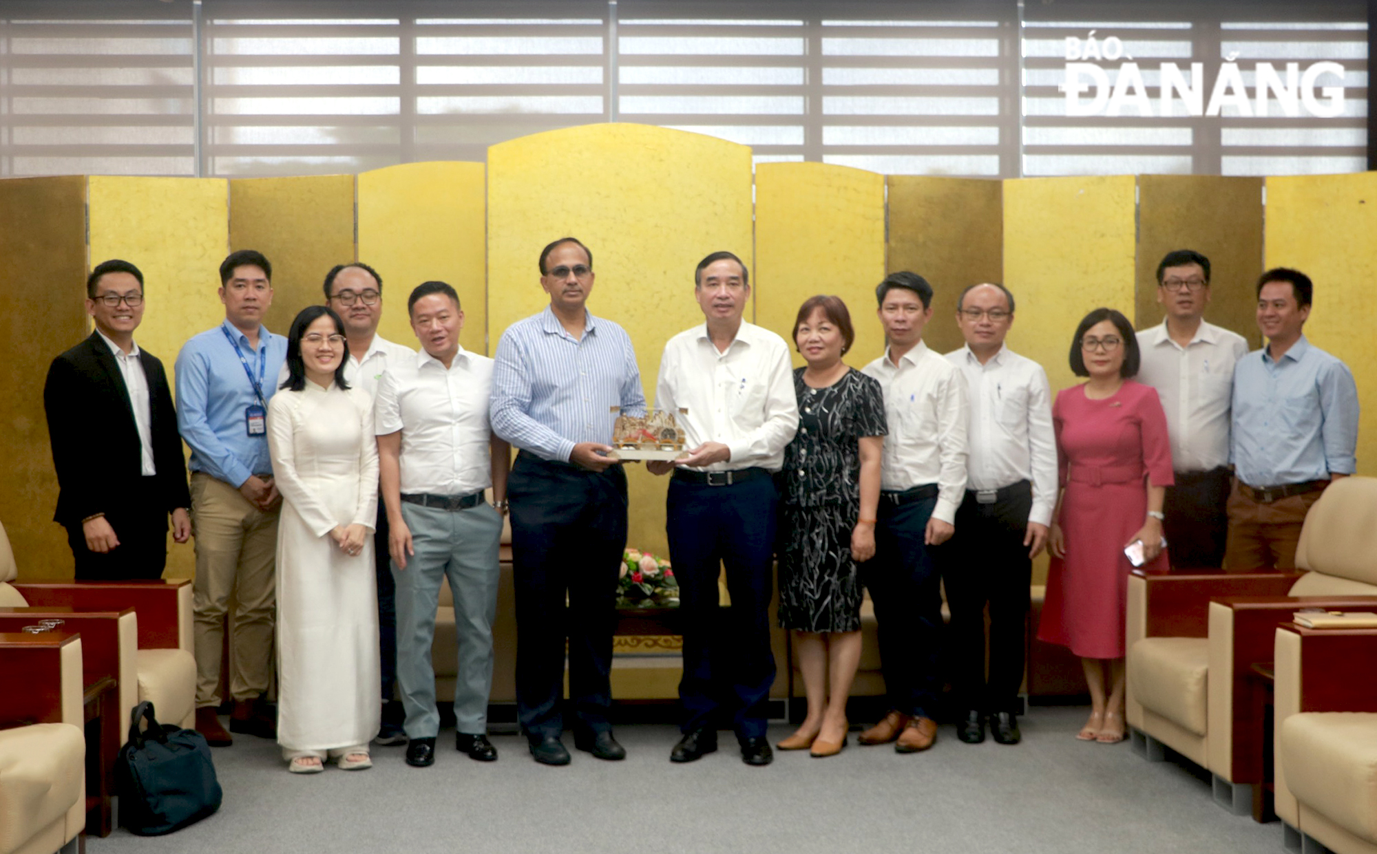 Chủ tịch UBND thành phố Lê Trung Chinh (thứ 7, bên phải sang) chụp ảnh cùng đoàn công tác của Tập đoàn NVIDIA trong sáng 24-6. Ảnh: VĂN HOÀNG