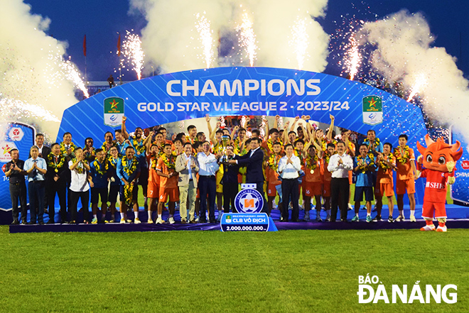 Chairman of the Da Nang People's Committee Le Trung Chinh (front row, second left) and members of the organising board awarding the championship trophy to SHB Da Nang.