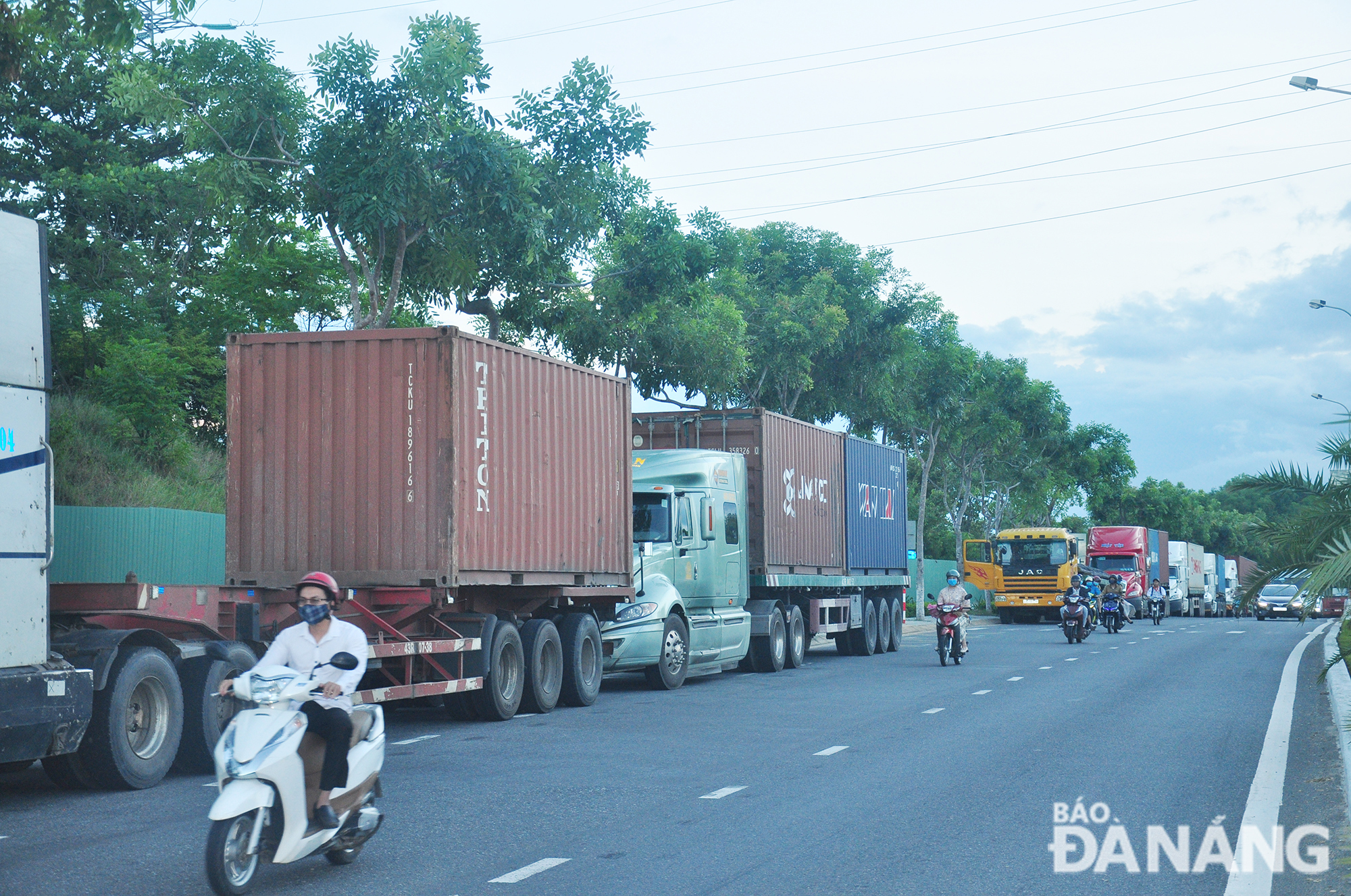 Một số loại xe tải bị cấm trong thời gian diễn ra kỳ thi tốt nghiệp Trung học phổ thông 2024. Ảnh: THÀNH LÂN