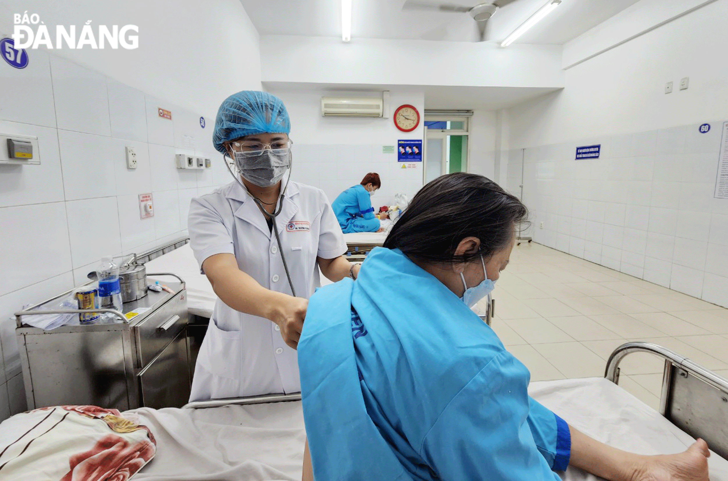 Patients receiving medical care at the Da Nang Hospital. Photo: PHAN CHUNG