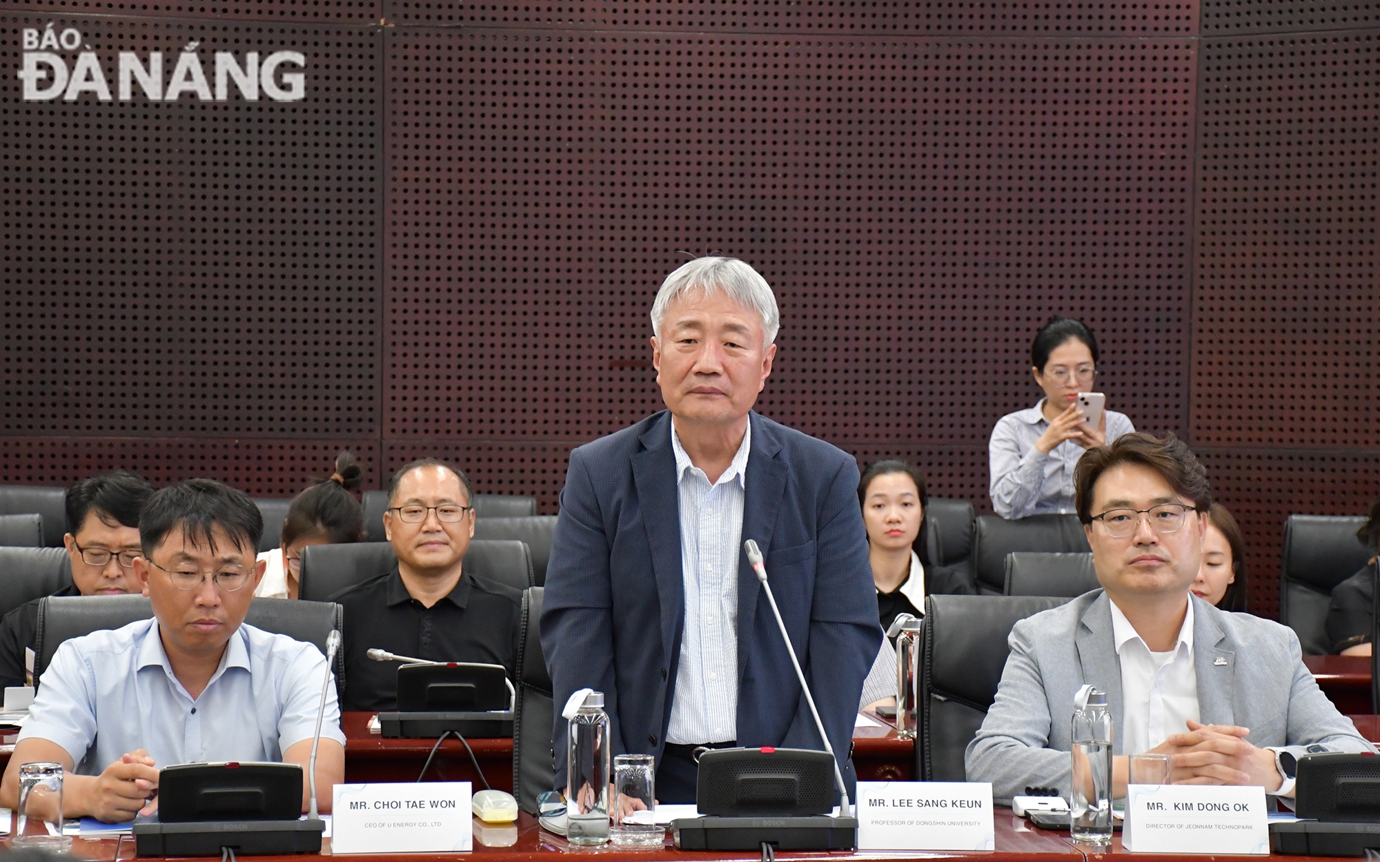 Professor Lee Sang Keun speaking at the seminar. Photo: THANH LAN