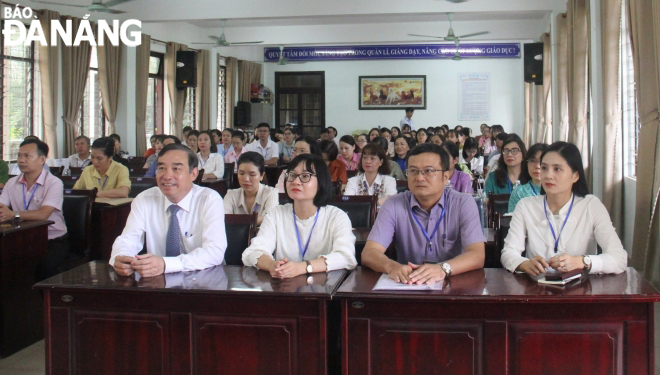 Chủ tịch UBND thành phố Lê Trung Chinh (bên trái) kiểm tra tại điểm thi Trường THCS-THPT Nguyễn Khuyến và động viên lực lượng làm công tác coi thi. 