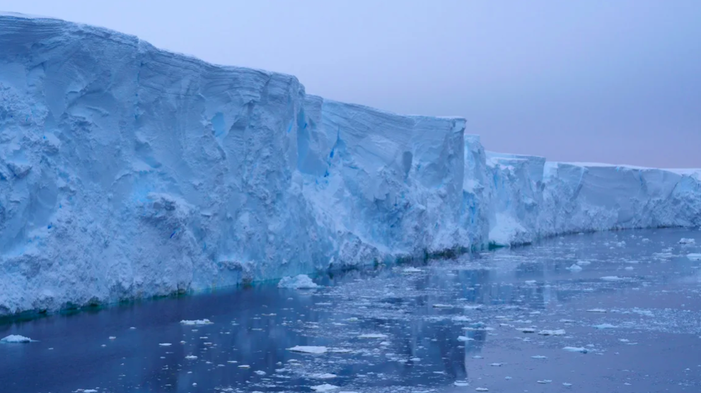Băng tại Nam Cực đang tan nhanh do nước biển ấm lên. Ảnh: CNN