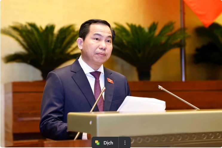 Chairman of the NA’s Finance-Budget Committee Le Quang Manh briefs the NA on the adjustments that NA Standing Committee has made to the draft resolutions. (Photo: VNA)