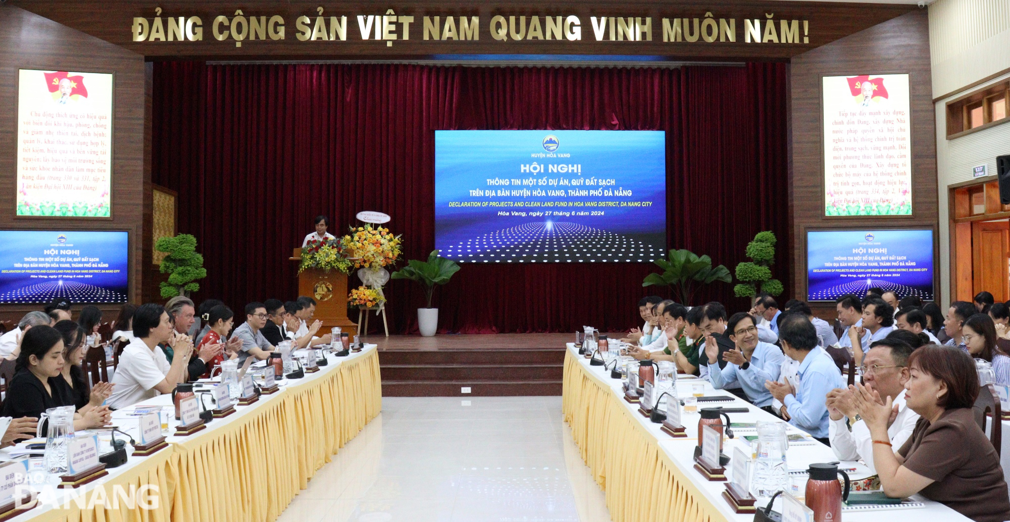 The Hoa Vang District People's Committee coordinated with the Da Nang Investment Promotion and Support Board to organize a meeting on Thursday to inform about a number of projects and clean land funds in the district. Photo: HOANG HIEP