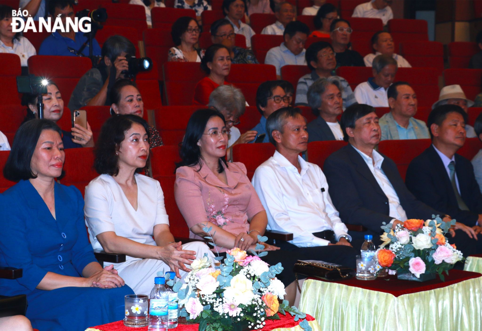 Head of the Da Nang Party Committee's Publicity and Training Department Doan Ngoc Hung Anh (3rd, from right), Vice Chairwoman of the municipal People's Committee Nguyen Thi Anh Thi (3rd from left) and representatives of leaders of the city's departments and agencies attending the art exchange programme between Da Nang and Daegu City, South Korea. Photo: X.D