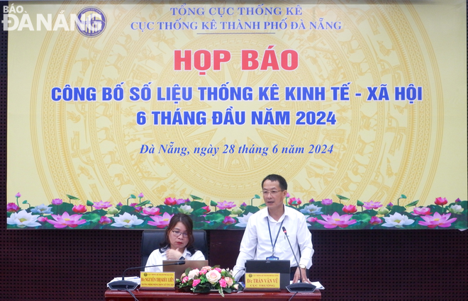 Cục trưởng Cục Thống kê thành phố Trần Văn Vũ công bố số liệu kinh tế - xã hội thành phố 6 tháng đầu năm 2024. Ảnh: M.Q