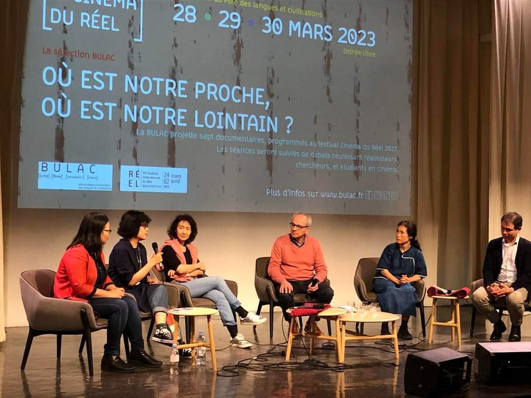 Đạo diễn Đoàn Hồng Lê (thứ 5, từ phải sang) tại một cuộc trò chuyện cùng những đạo diễn làm phim tài liệu nước ngoài năm 2023. Ảnh: NVCC