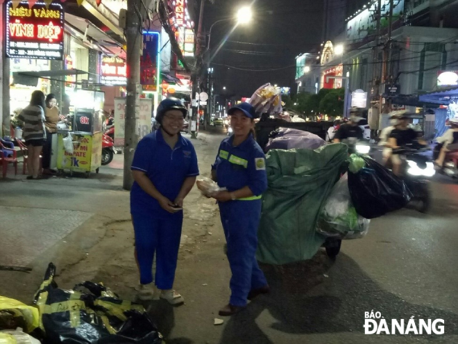  Chị Ngyễn Minh Xuân Thảo CLB Thiện Nguyện Hoa Ưu đàm Đà Nẵng tặng suất ăn cho công nhân môi trường đô thị làm việc vào ban đêm trên đường phố Đà Nẵng