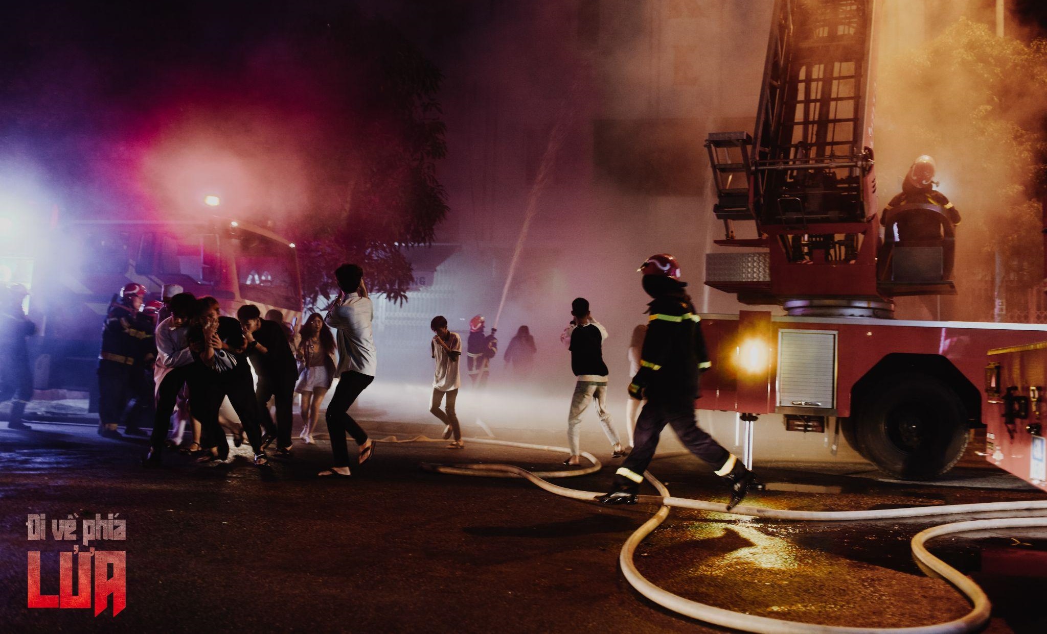 Các diễn viên quần chúng tham gia một cảnh quay trong “Đi về phía lửa” – phim có phần lớn bối cảnh tại Đà Nẵng. Ảnh: ĐPCC