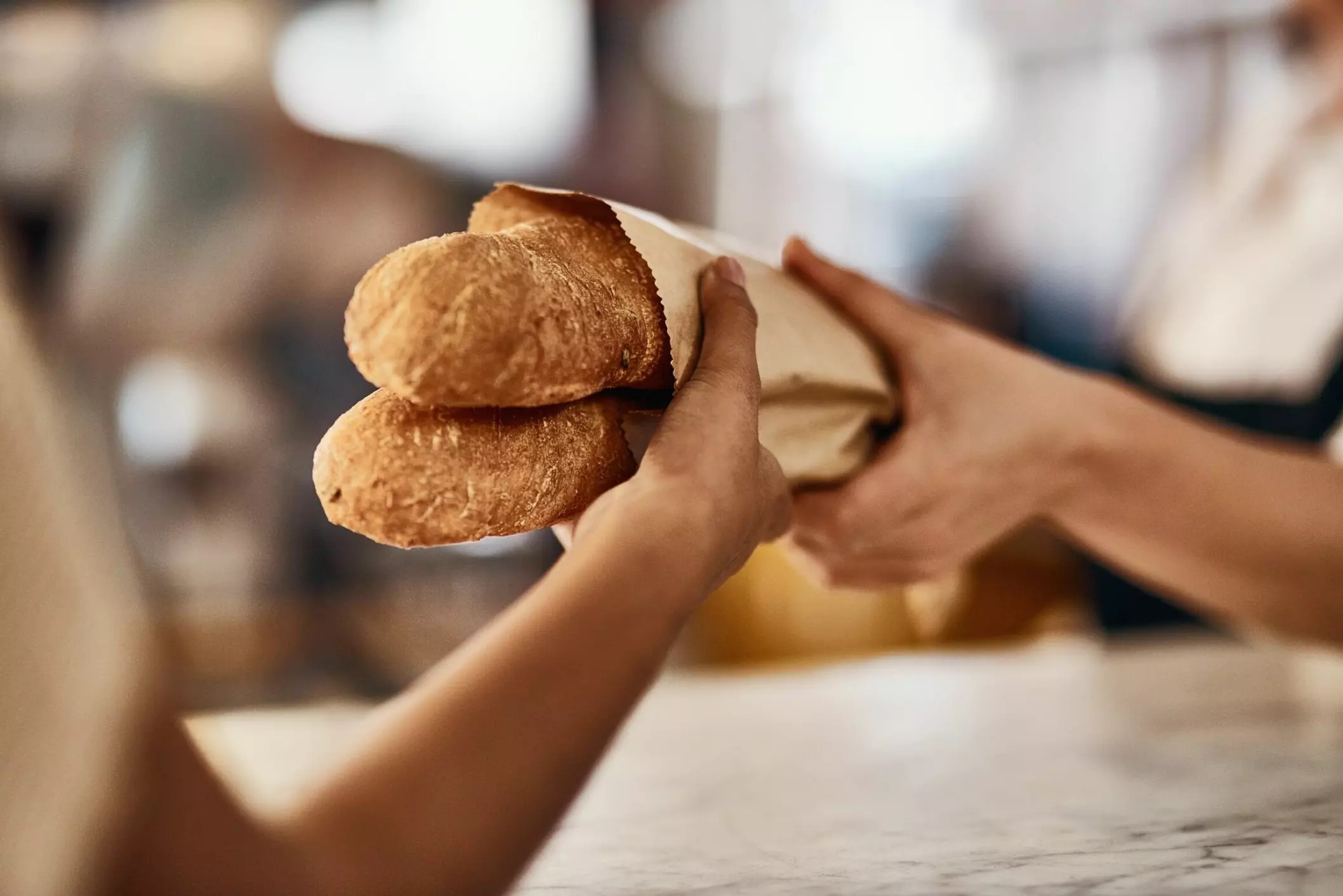 Những người sành ăn sẽ nhận ra một chiếc bánh mì baguette ngon lành được làm thủ công nhờ lớp vỏ giòn rụm và phần ruột bánh như tổ ong mềm dai.  Ảnh: Yuri A/Shutterstock/ Connexionfrance 