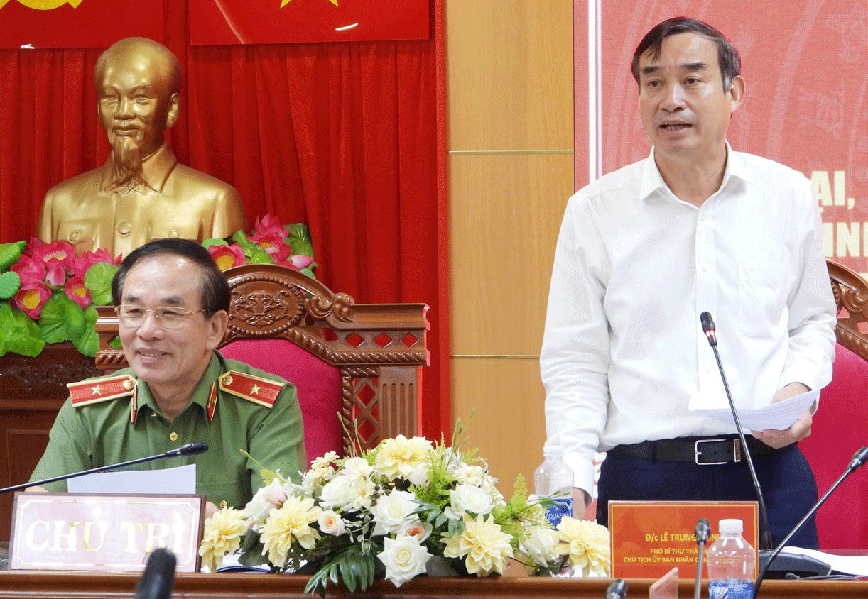 Chủ tịch UBND thành phố Lê Trung Chinh (bên phải) phát biểu tại hội nghị.  Ảnh: LÊ HÙNG