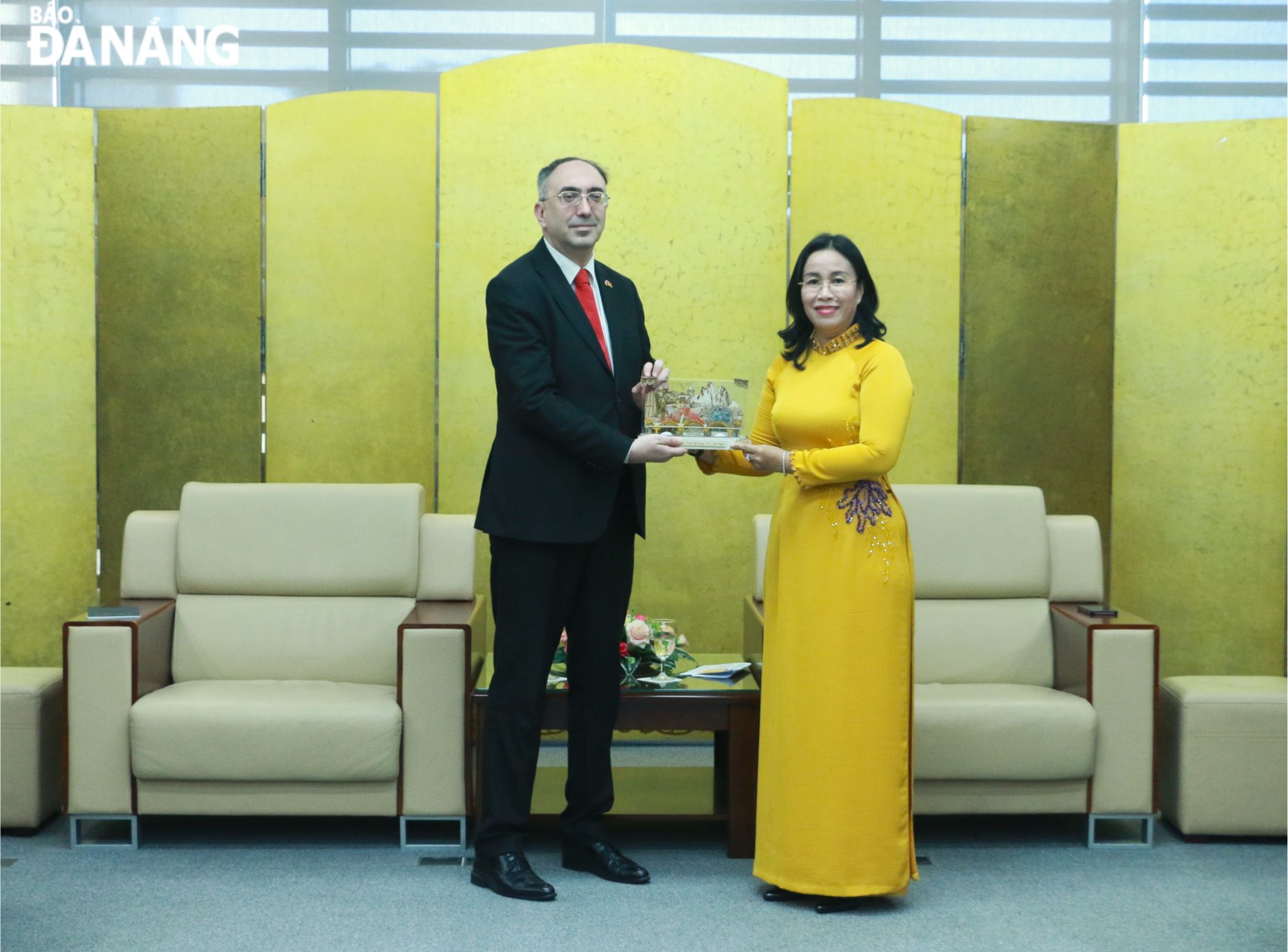 Da Nang People's Committee Vice Chairwoman Nguyen Thi Anh Thi (right)  presenting a souvenir gift to Ambassador Extraordinary and Plenipotentiary of Armenia Suren Baghdasaryan