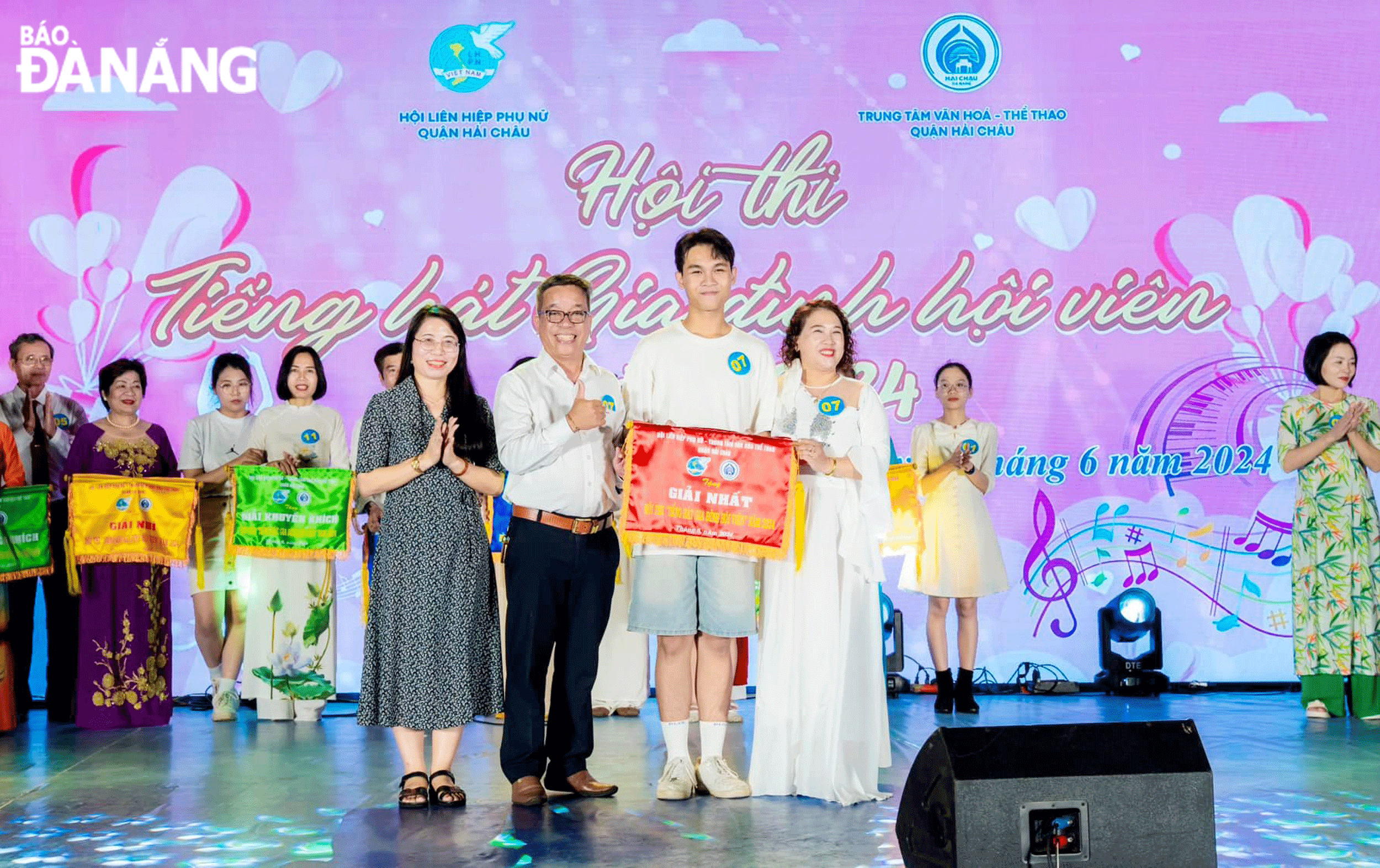 Phó Chủ tịch Hội Liên hiệp Phụ nữ thành phố Lương Thị Đạo (bên trái, hàng đầu) trao giải Nhất cho gia đình xuất sắc trong hội thi “Tiếng hát gia đình hội viên” năm 2024. Ảnh: X.D