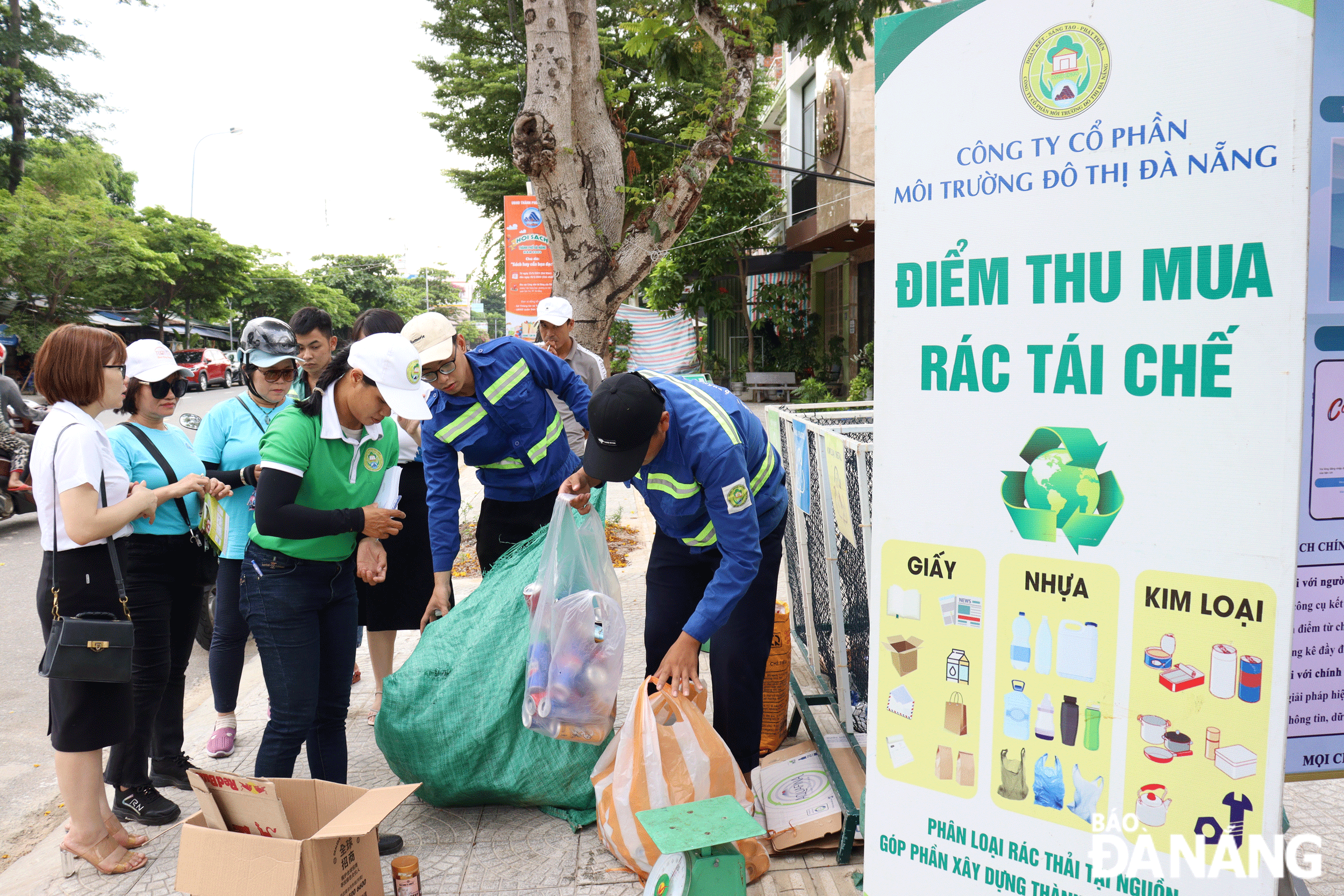 Công ty CP Môi trường đô thị Đà Nẵng tổ chức điểm thu mua rác tái chế tại quận Sơn Trà.  Ảnh: PHƯƠNG VŨ