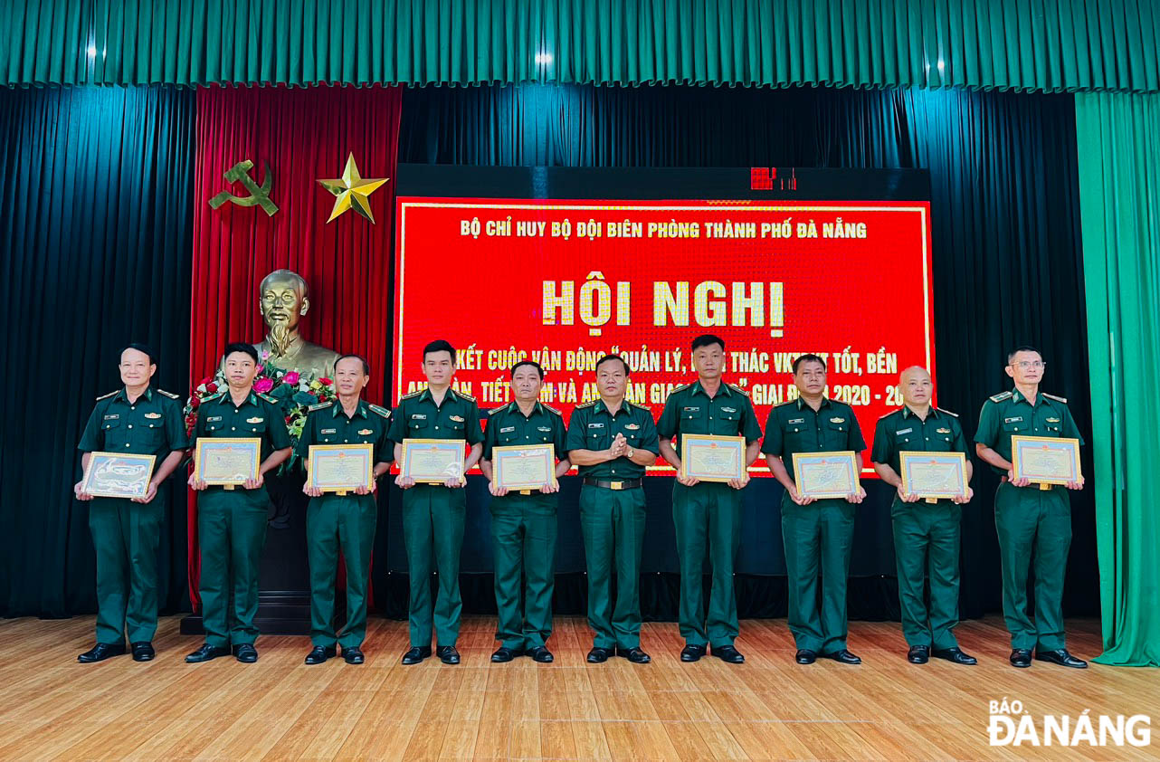 .Chính ủy Bộ đội Biên phòng thành phố- Đại tá Đỗ Văn Đông (giữa) trao thưởng cho các cá nhân có nhiều thành tích trong phong trào Thi đua quyết thắng