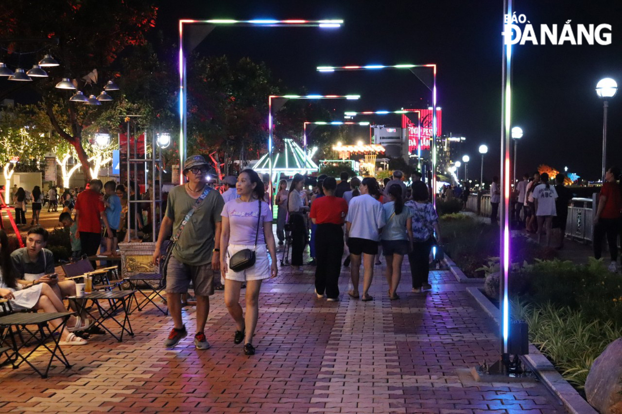 Quận Hải Châu đưa vào hoạt động phố đêm thu hút du khách, góp phần tạo nguồn thu ngân sách cho địa phương. Ảnh: TRỌNG HÙNG