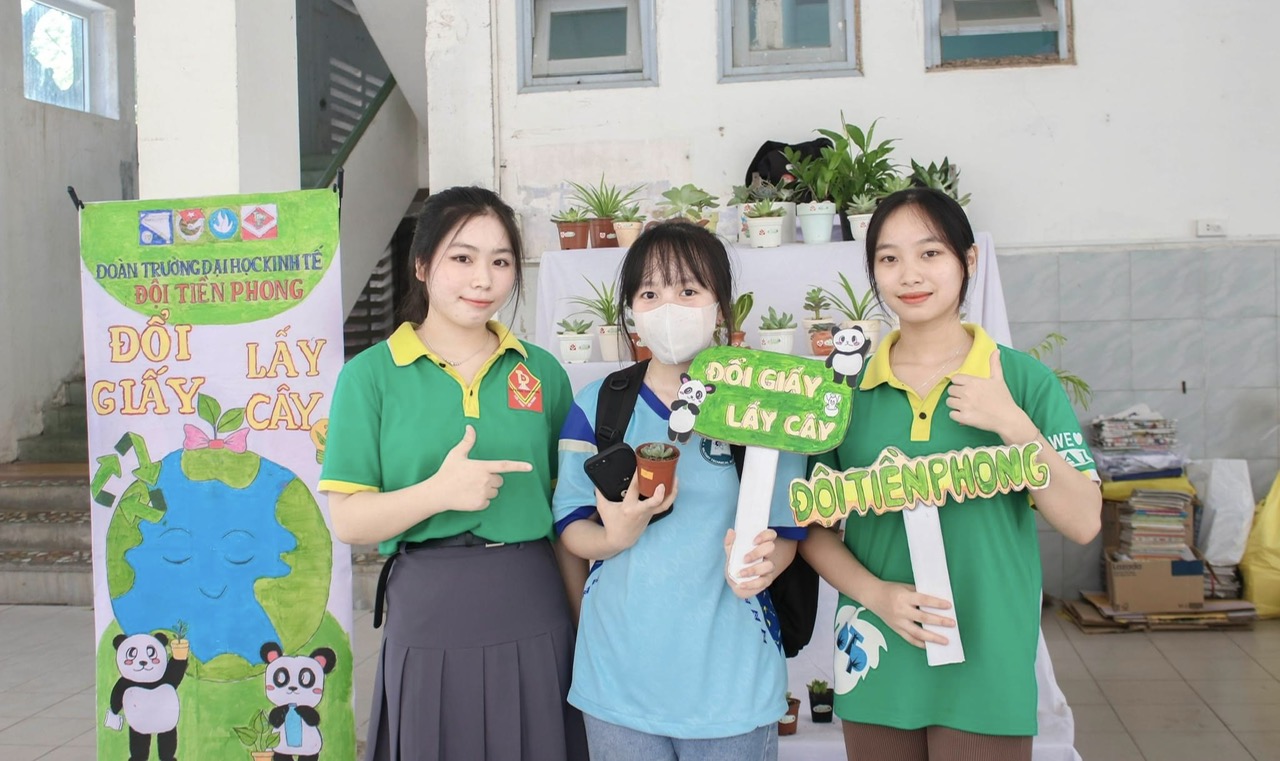 Các thành viên đội Tiền Phong hào hứng với chương trình “Đổi giấy lấy cây” nhằm lan tỏa lối sống xanh, giảm thiểu rác thải, gieo thêm mầm xanh, nâng cao ý thức bảo vệ môi trường cộng đồng. Ảnh: H.V