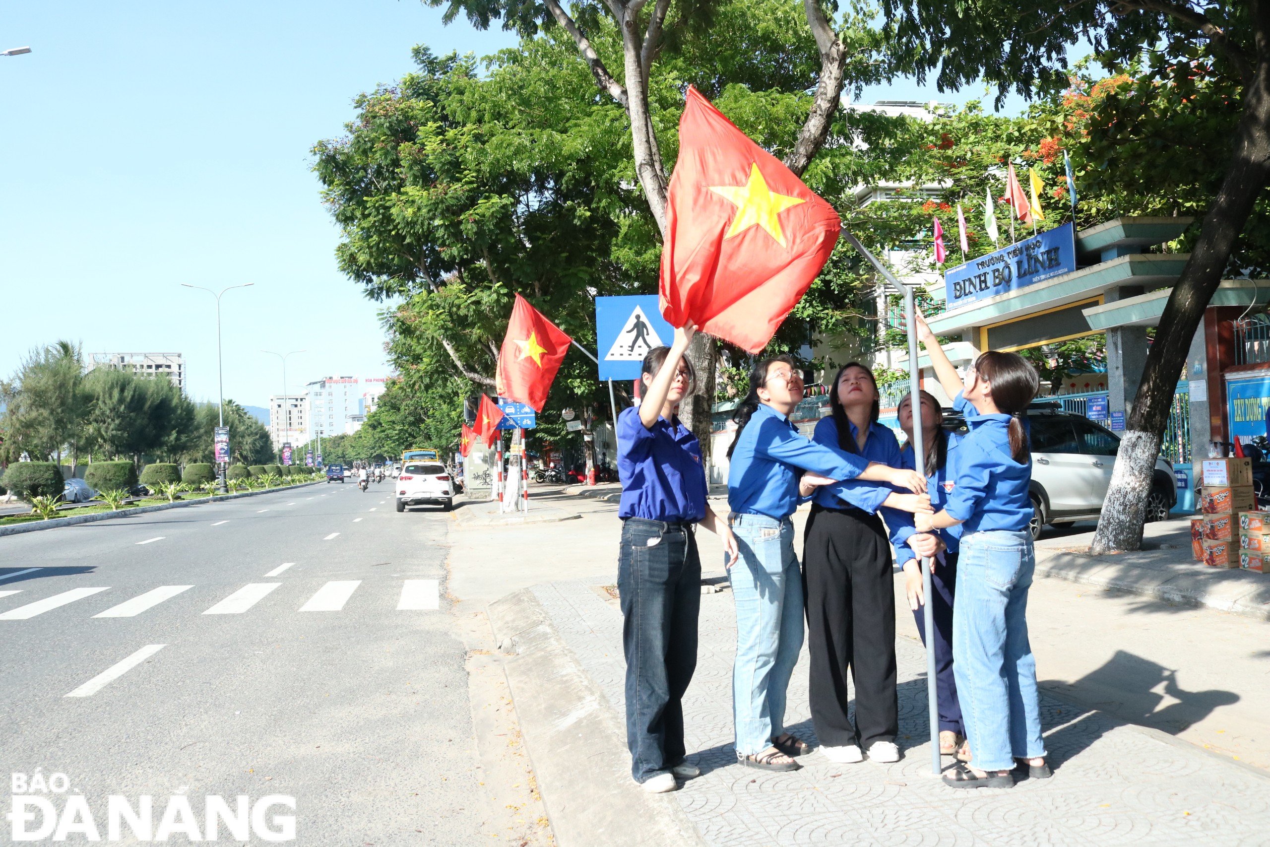 Tuổi trẻ phường Tam Thuận thực hiện mô hình “Đường cờ Tổ quốc” tại đối diện Trường Tiểu học Đinh Bộ Lĩnh (quận Thanh Khê).