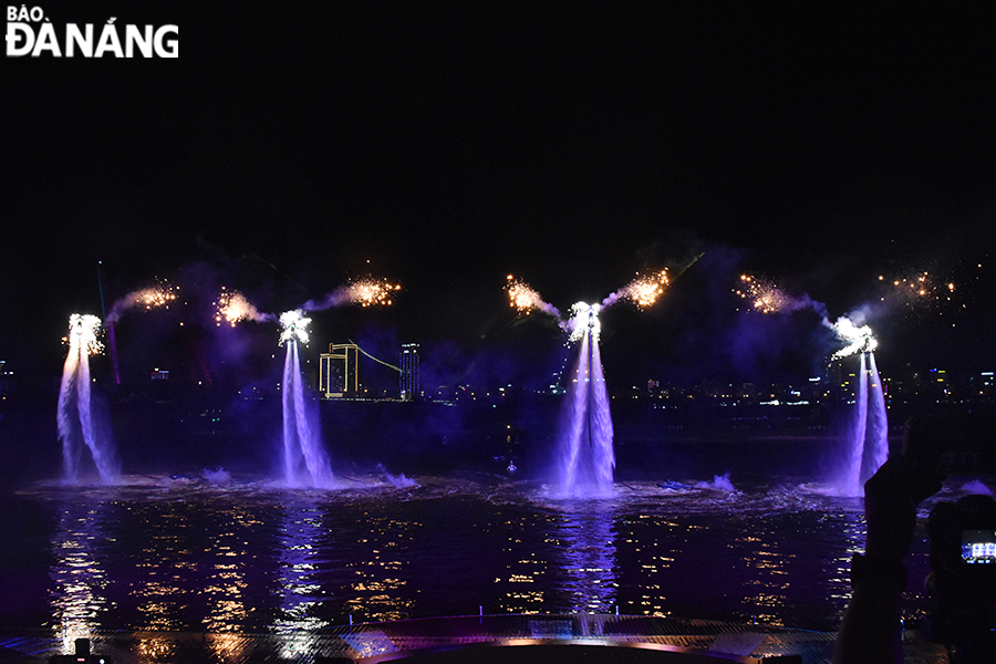 Performance on a hydraulic stand-up board combined with fireworks display. Photo: THU HA