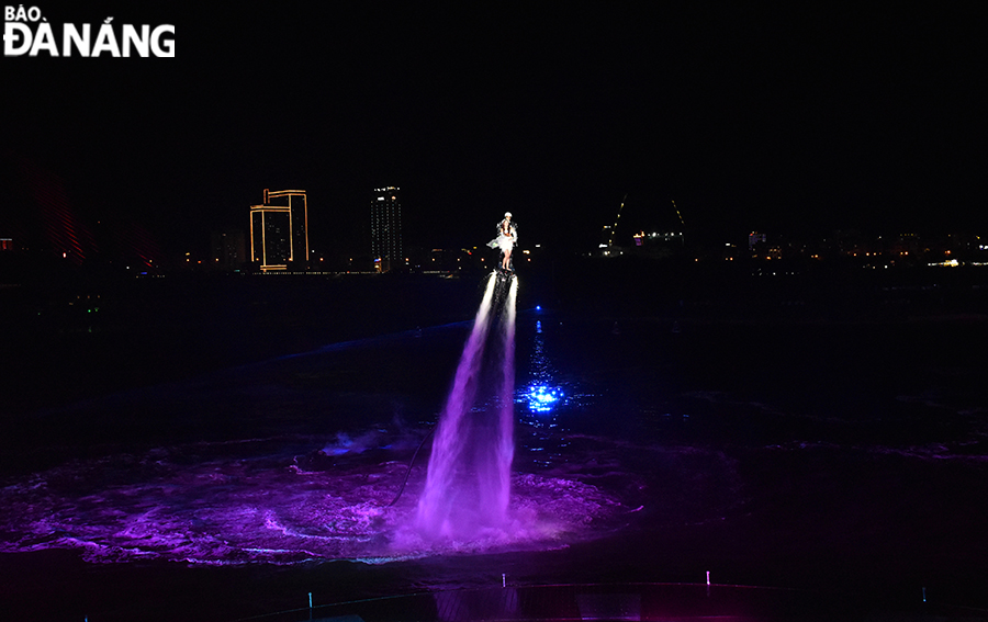 The performance on a hydraulic stand-up board wows the audience. Photo: THU HA