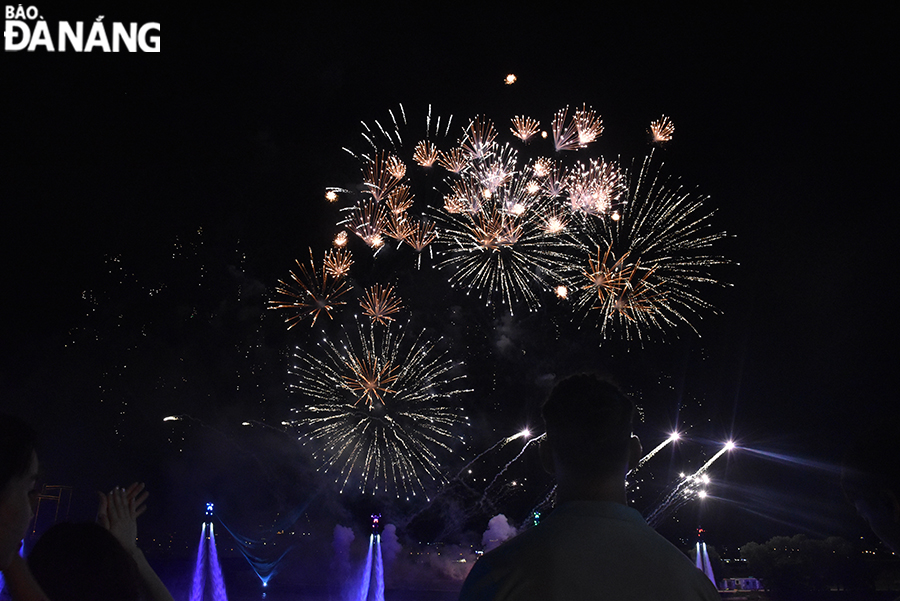 The performance combined with fireworks delights the audience. Photo: THU HA