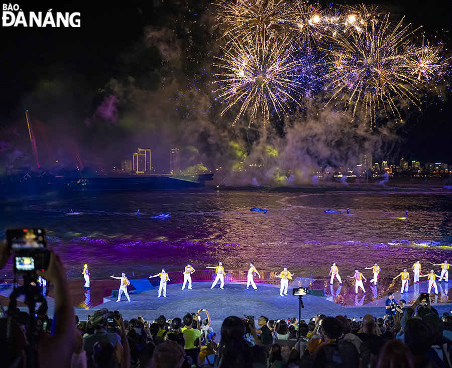 Tourists enjoy the majestic and vibrant performance at the Da Nang Downtown