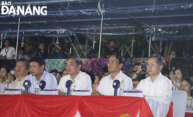 Da Nang Party Committee Secretary Nguyen Van Quang (first, right) and other city leaders attend the fourth performance night of DIFF 2024, June 29.