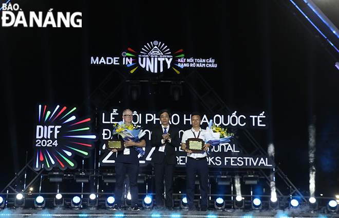 Vice Chairman of the Da Nang People's Committee cum Head of DIFF 2024 Organising Committee Tran Chi Cuong awards campaign medals to the two participating teams.